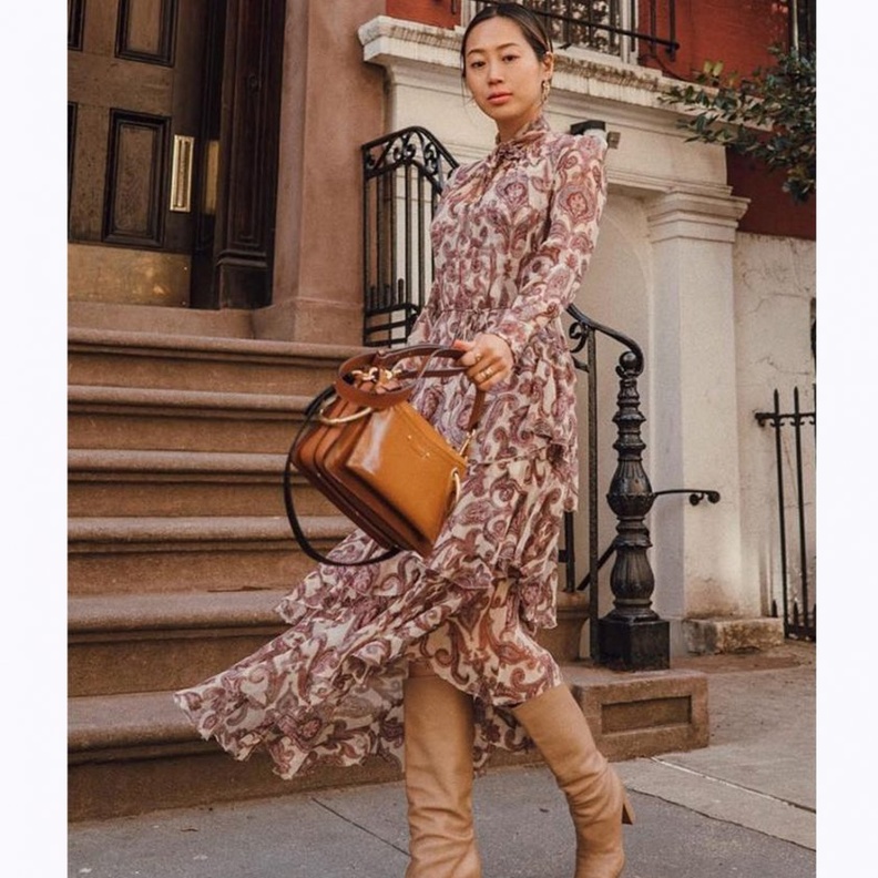 تألقي بأسلوب أنثوي في الفستان مع الجزمة