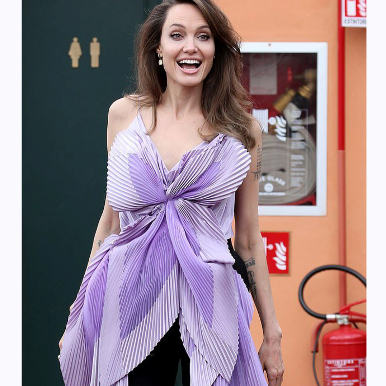 أنجيلينا بدت ساحرة بتصميم من مجموعة جيفانشي لربيع وصيف 2019