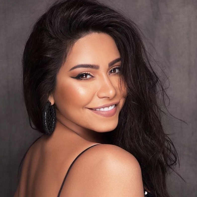 شيرين عبد الوهاب تميل الى اطلالات الجمال الناعمة