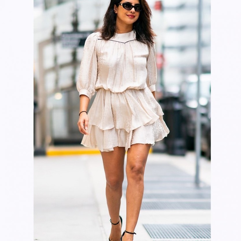 برزت الجميلة بريانكا شوبرا Priyanka Chopra بتألقها بفستان ميدي وشبابي باللون البيج