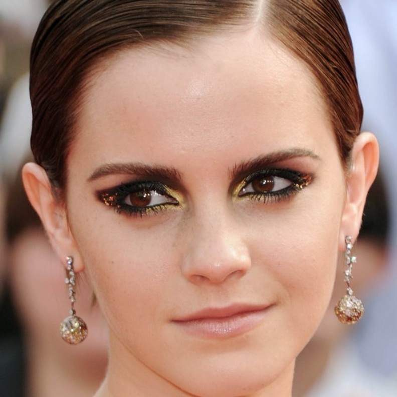 إيما واتسون بزوج من الأقراط الأنيقة من ماركة   Ana Khouri