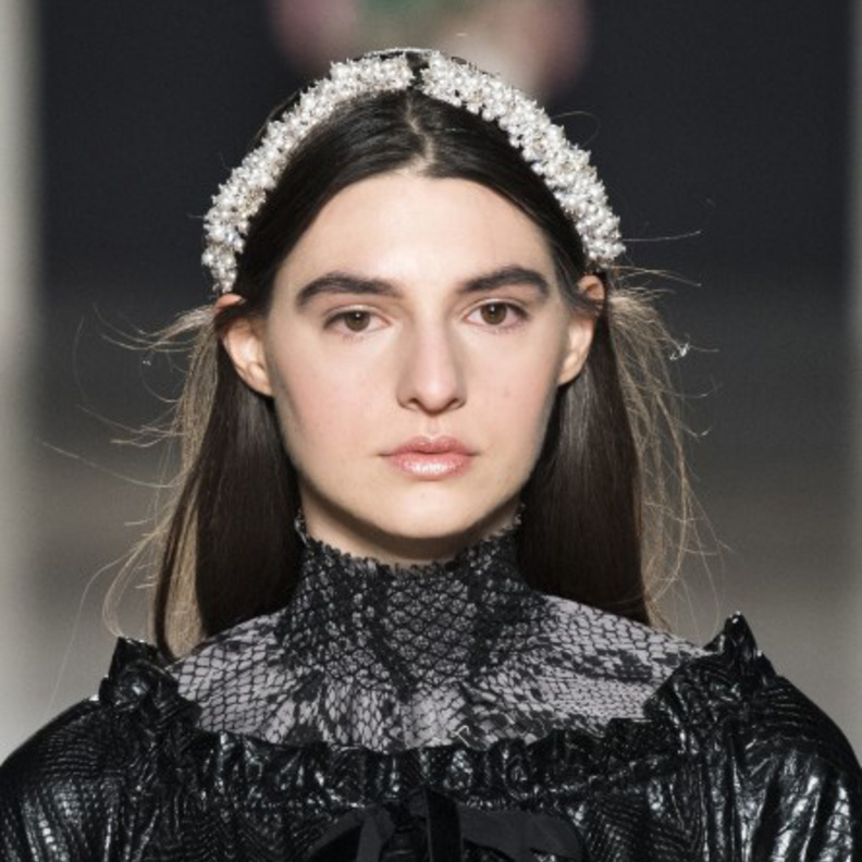 أكسسوارات شعر اللؤلؤ من خلال الدبابيس أجدد صيحات خريف 2019