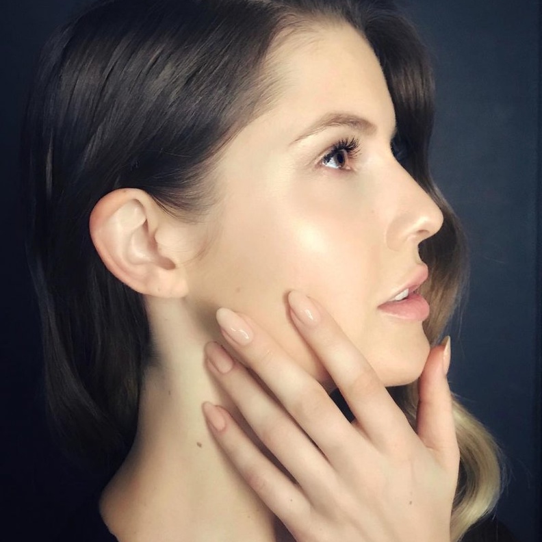 استخدمي خلطة العسل والليمون لازالة الرؤوس السوداء