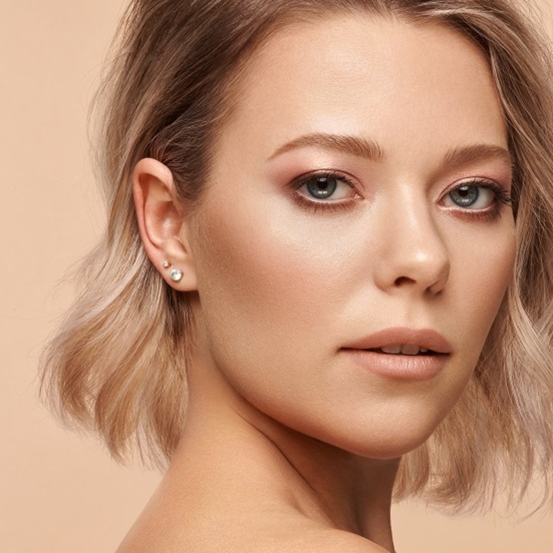 ظلال العيون Nude Obsessions تتميز بألوان حيادية تناسب مختلف أنواع البشرة وألوان العيون