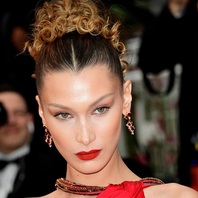 إطلالة جريئة مختلفة اعتمدتها بيلا