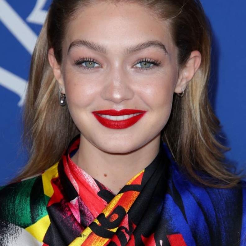 اجمل درجات احمر الشفاه باللون الأحمر الداكن مستوحى من جيجي حديد