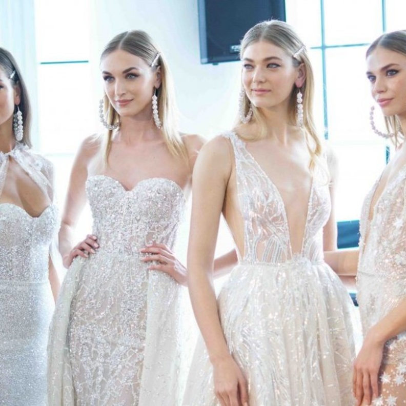 عارضات _بيرتا_ كانت تضعن جميعهن أقراط حلقية كبيرة مرصعة بحبيبات كريستالية براقة يوم العرض في أسبوع الموضة العرائسي في نيويورك