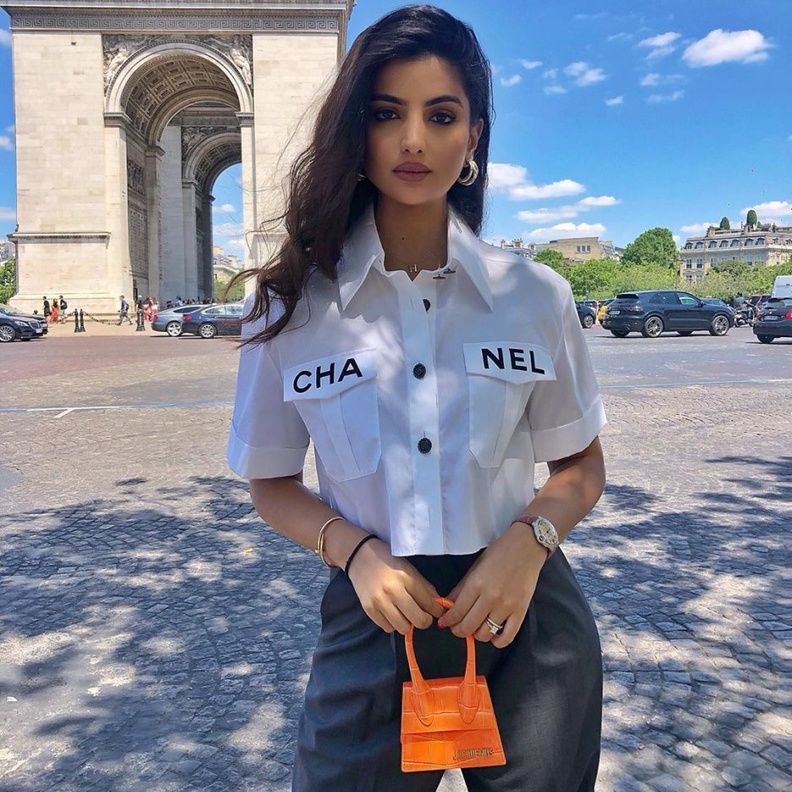 علا فرحات بحقيبة Jacquemus 