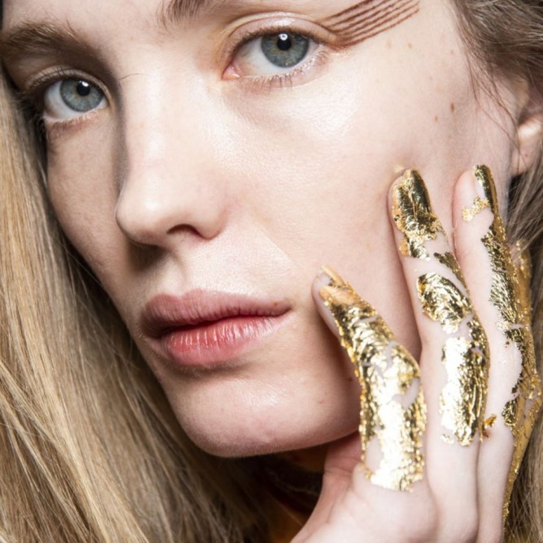 احدث الوان مناكير جليتر قوية من Christian Siriano