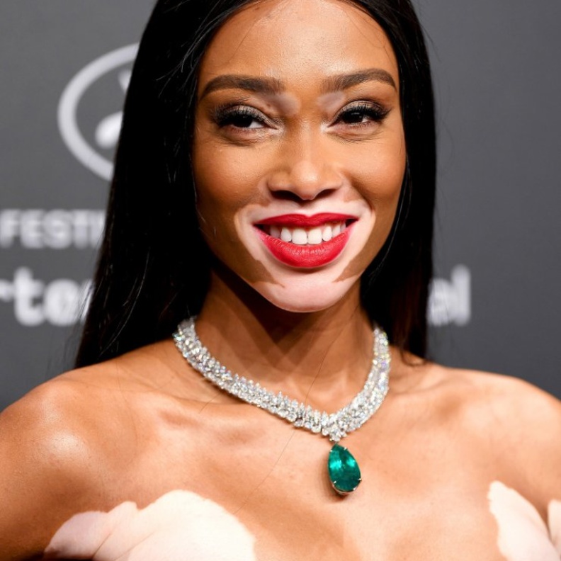 ويني هارلو بقلادة أنيقة من ماركة  Bulgari