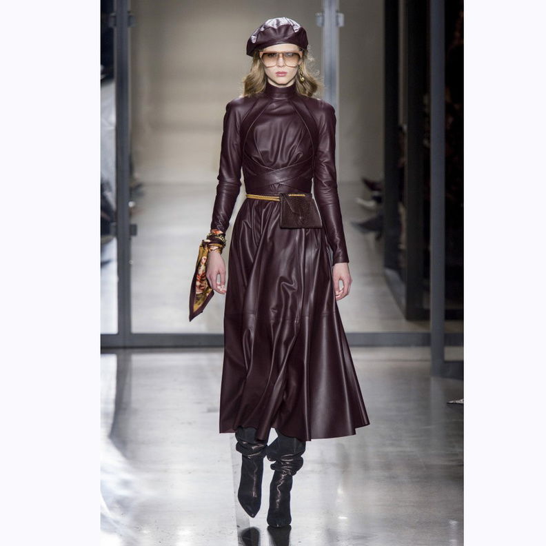 فساتين الجلد السوداء والميدي من David Koma