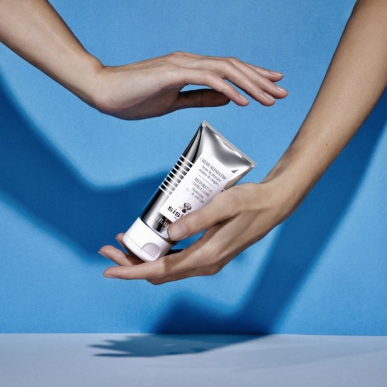 كريم اليدين Restorative Hand Cream من Sisley.. قدّميليدَيكِ عنايةً خاصّة ومميّزة