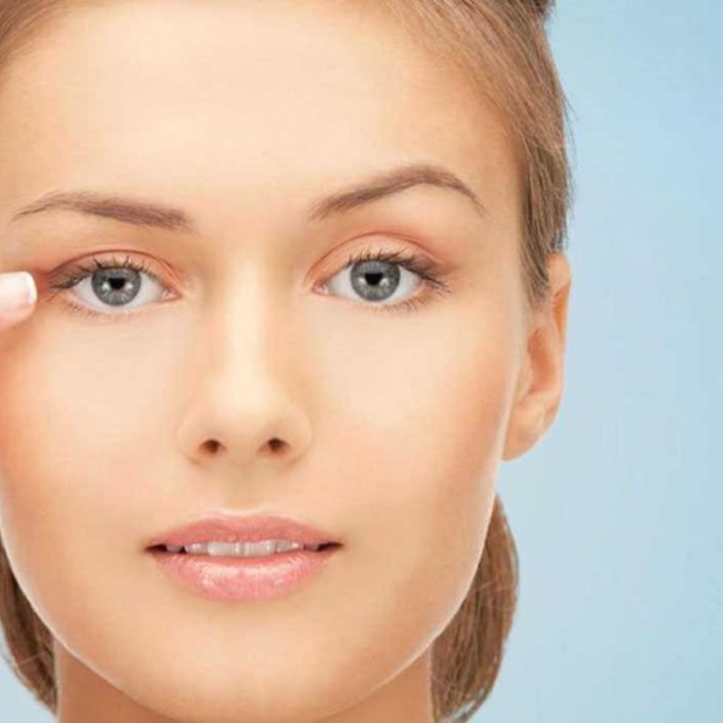 ارتداء النظارات للوقاية من الشمس يحمي العيون