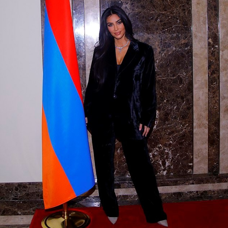  كيم التي تتواجد مع شقيقتها كورتني في أرمينيا، إلتقت رئيس البلاد