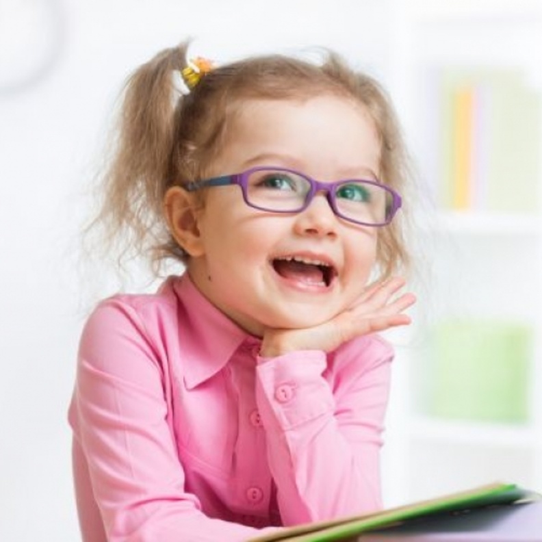 أهمية فحص عيون الأطفال قبل سن الرابعة 