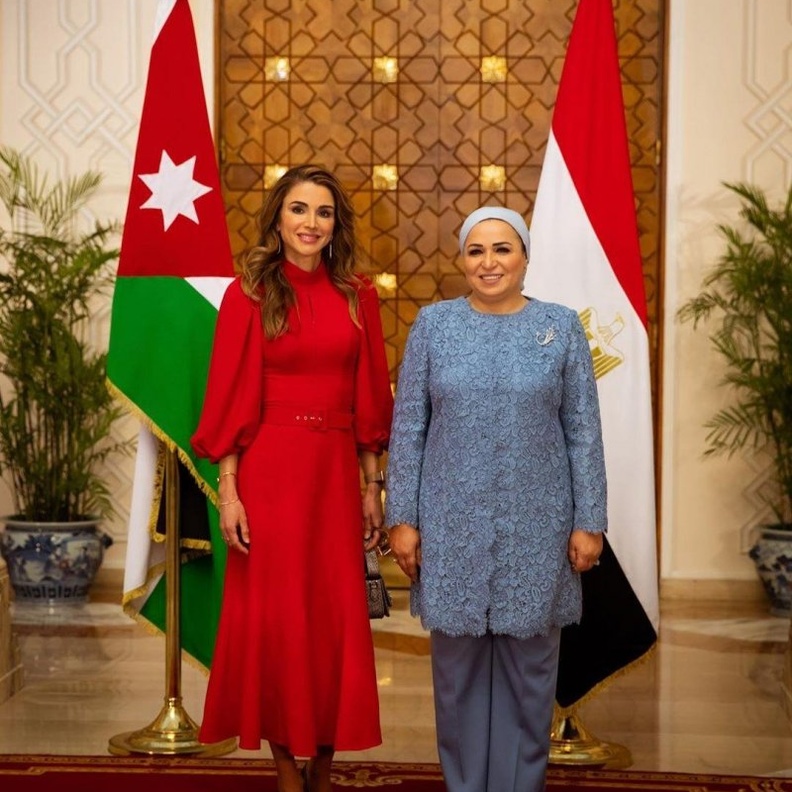 إختارت فستاناً ميدي من ماركة Andrew Gn، تميّز بالياقة العالية والأكمام الطويلة المنفوشة