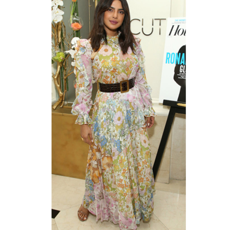 إطلالة MANDY MOORE بفستان أصفر مع طبعات الورود من توقيع LELA ROSE