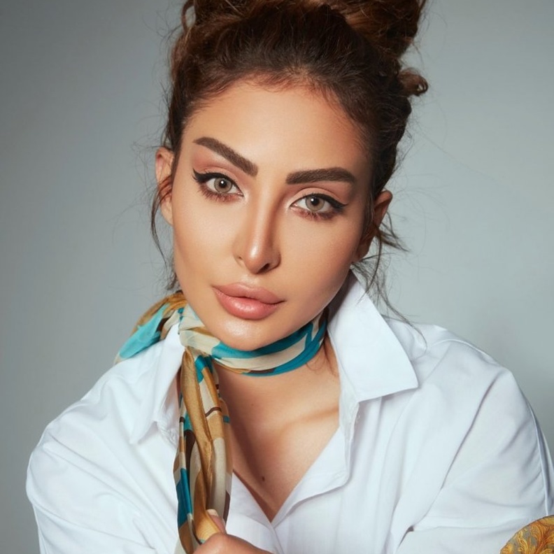 نور الغندور  تتميز بملامحها الجميلة والبارزة