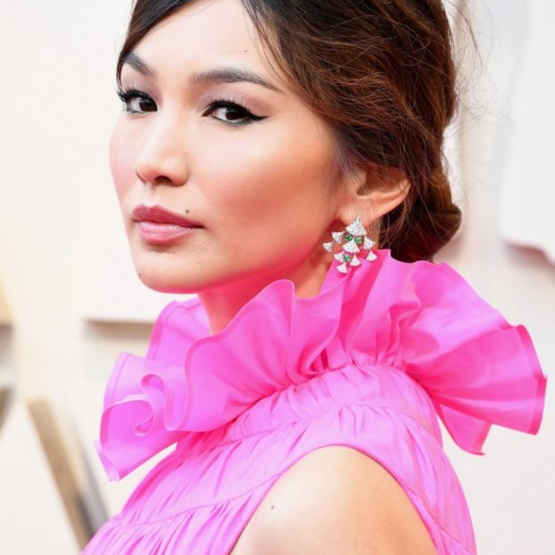 جيما تشان بزوج من الأقراط الأنيقة المرصعة بأحجار الماس والزمرد الأخضر من ماركة  Bulgari