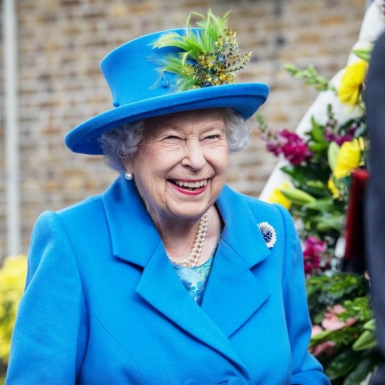 أطفال يمتدحون ملكة بريطانيا في أولى مهماتها الرسمية بعد عودتها من بالمورال