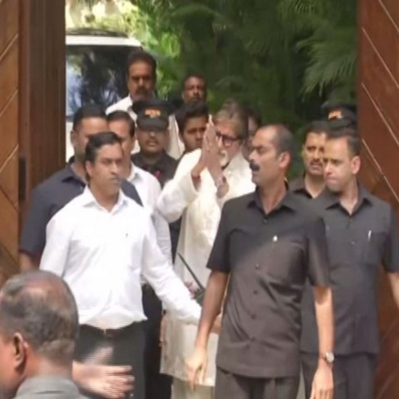 احتفالات متنوعة أمام منزل أميتاب باتشان في عيد ميلاده السابع والسبعين