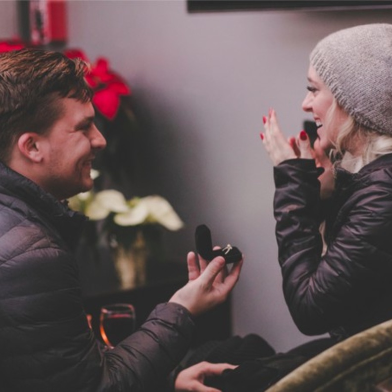 التقدم بطلب الزواج خلال حفل عشاء