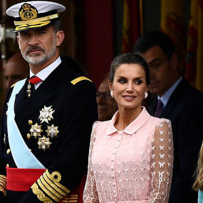 الملك فيليب السادس  ملك إسبانيا وزوجته الملكة ليتيزيا وابنائهم