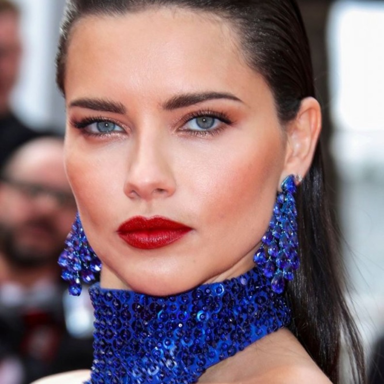 أدريانا ليما بزوج من الأقراط الأنيقة المرصعة بأحجار الماس والزمرد الأخضر