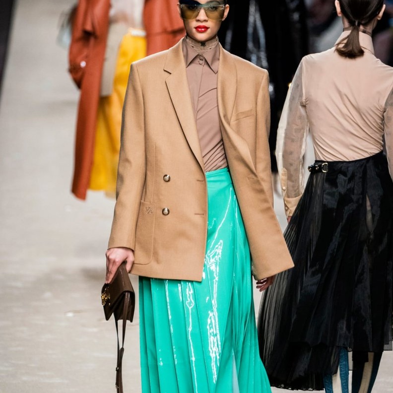 ارتداء التنانير المكسّرة بطرق عصرية وملونة من Fendi