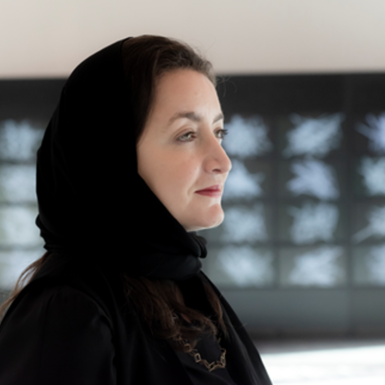 دانيا الصالح – الفائزة بجائزة إثراء آرت لعام 2019 – وهي تقف أمام عملها الفائز (صوتم) في معرض آرت دبي 2019