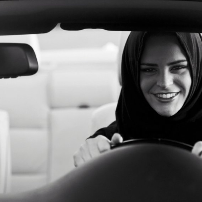تصاميم كلاسيكية تطغى على أحدث صيحات الإكسسورات الخاصة بالمرأة السائقة في خريف 2019