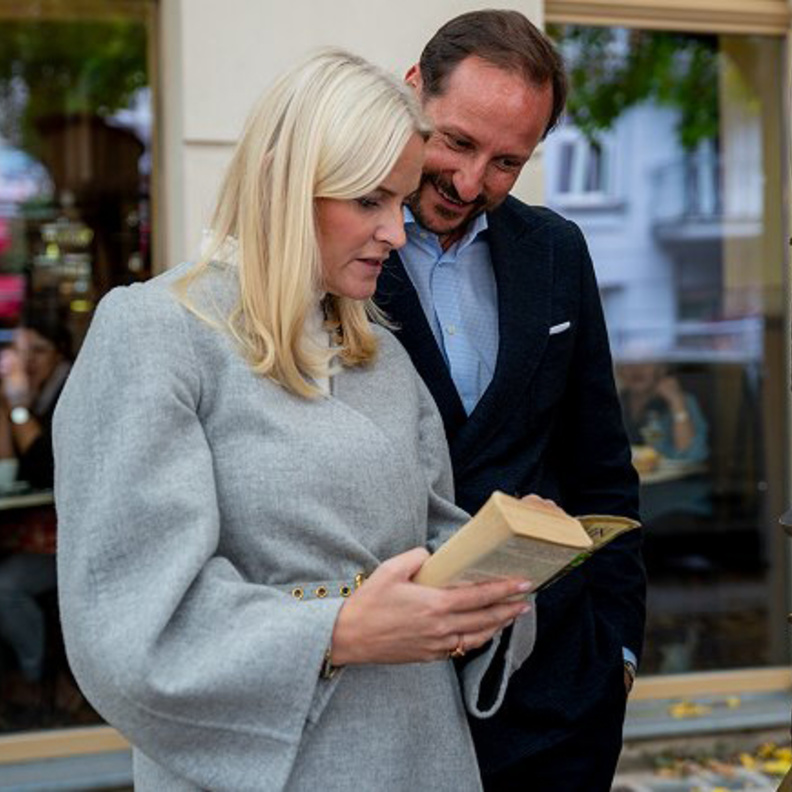 الأمير هاكون والأميرة ميت ماريت يزوران متجرا للكتب في برلين