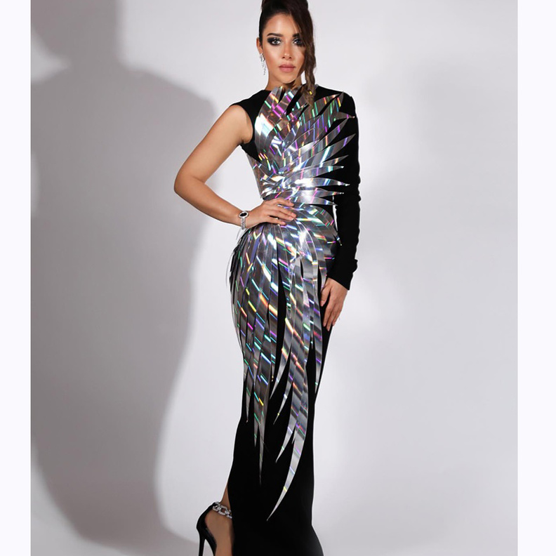 أتت إطلالات النجمة بلقيس فتحي عصرية مع الشرائط الفضية البراقة بأساليب متجددة