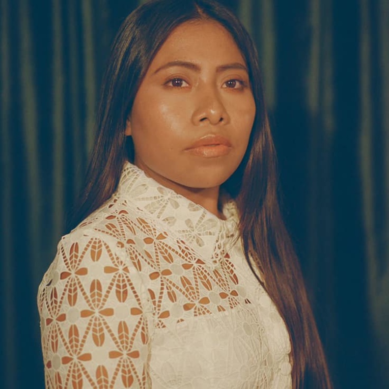 الممثلة المكسيكية ياليتزا أباريسيو تثير الجدل لشبهها بشيرين عبدالوهاب