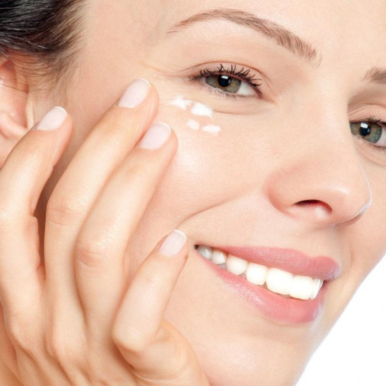 تجنبي وضع كمية كبيرة من الأساس لأنها قد تبرز التجاعيد