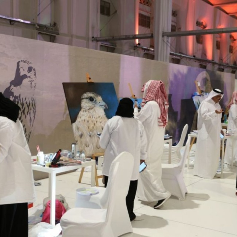  50 فنانا وفنانة يشاركون في المعرض التشكيلي في جناح جسفت بمعرض الصقور