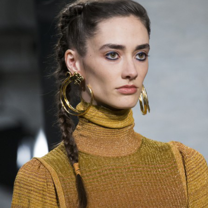 تسريحات الضفائر الجانبية التي تبدأ بالخصلة العريضة من جانب الشعر نزولاً عند الأكتاف من Ulla Johnson