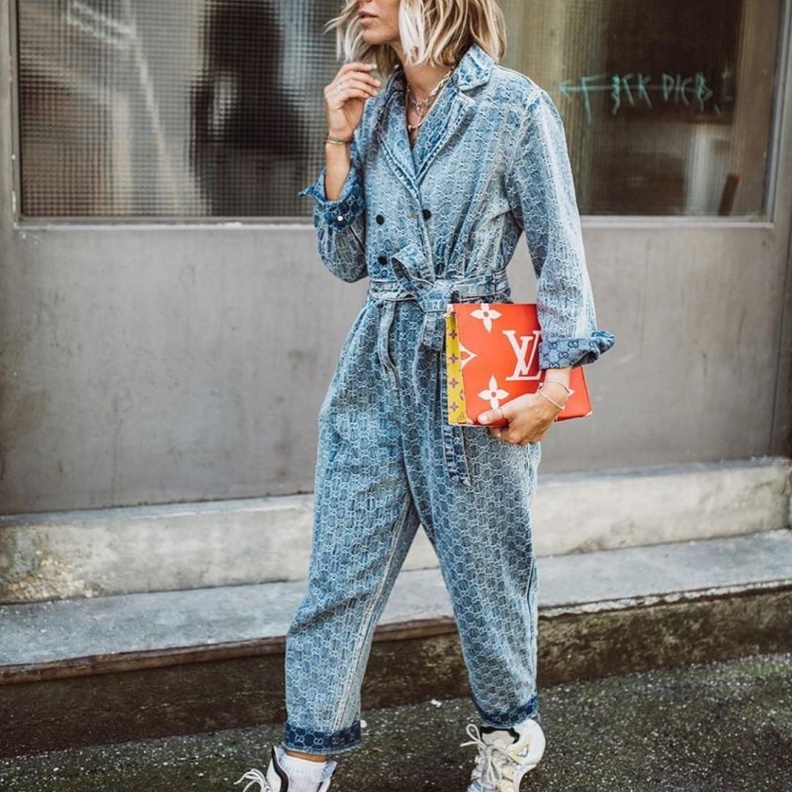 اطلالة كاملة بالجينز مع اكسسوارات رائجة