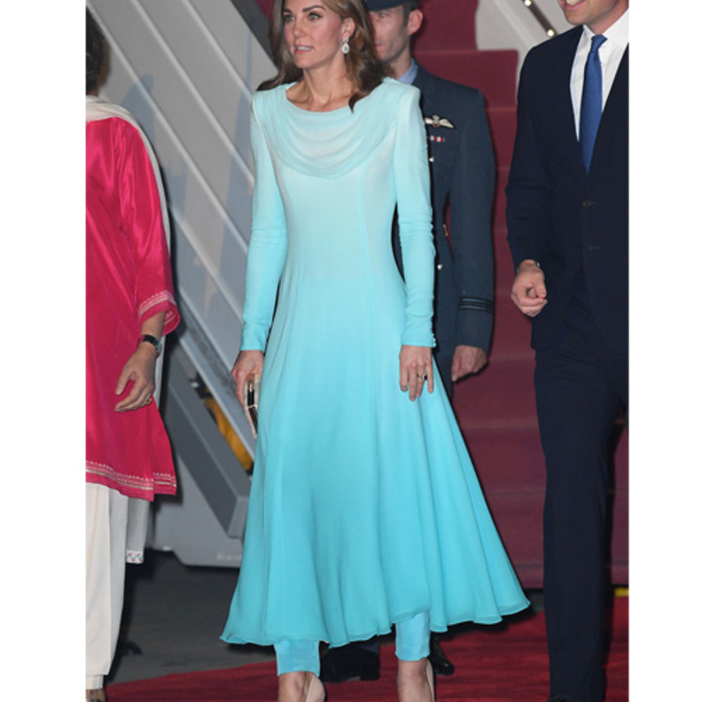 منذ نزولها من الطائرة نجحت كيت ميدلتون بأن تخطف أنظار الباكستانيين والعالم