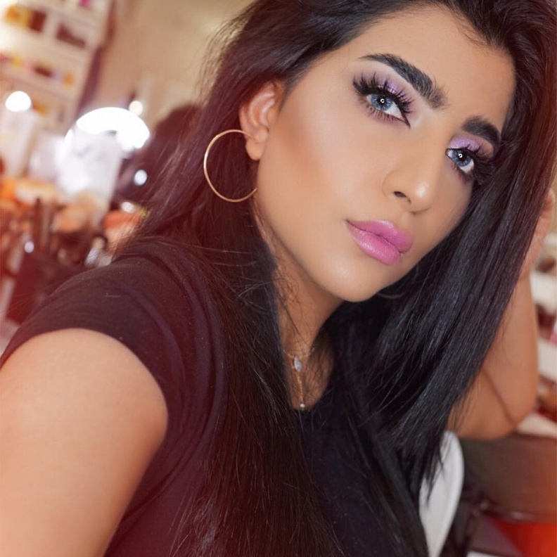  قصة الياقة مع الكسرات أضافت حركة مميّزة للفستان