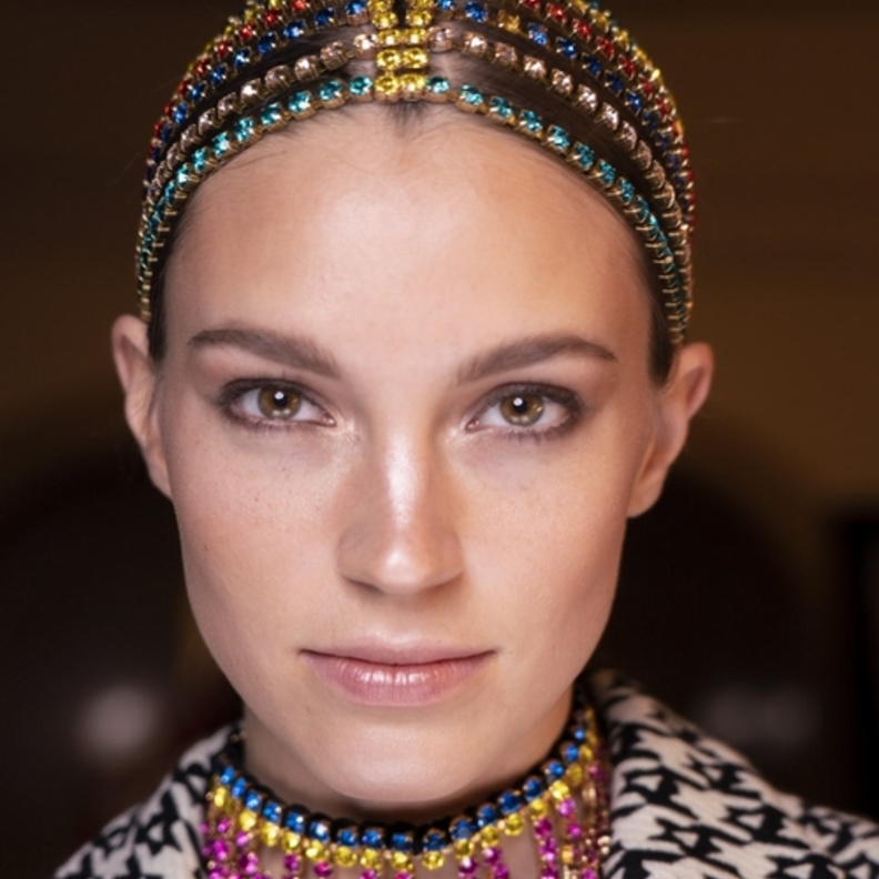 اكسسوارات شعر السلاسل البراقة احدث موضة في خريف 2019 من AREA