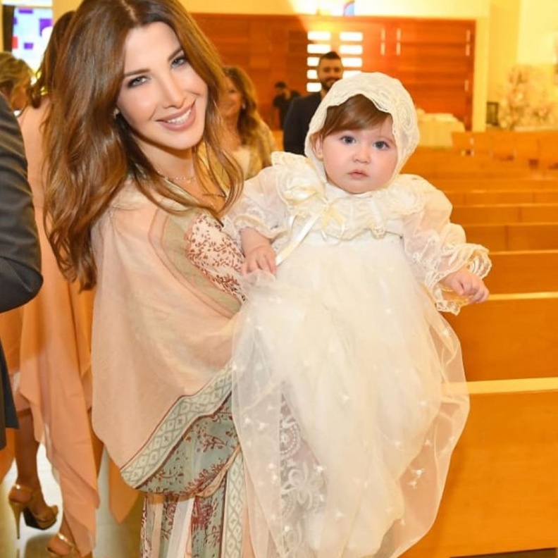نانسي عجرم تحتفل بظهور أول سن لإبنتها