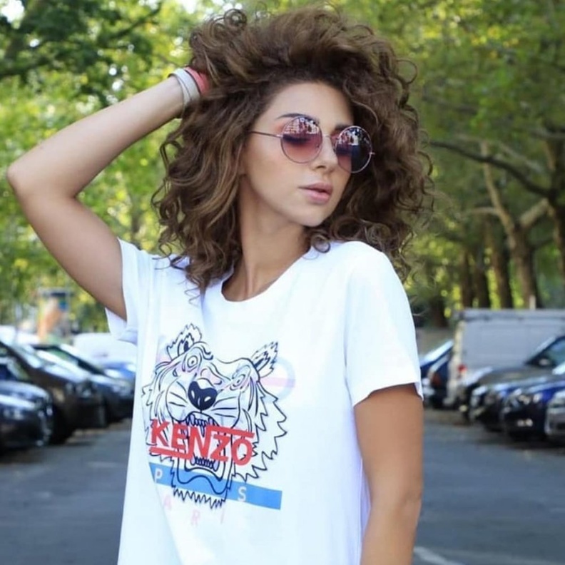 ميريام فارس تصطحب ابنها من المدرسة