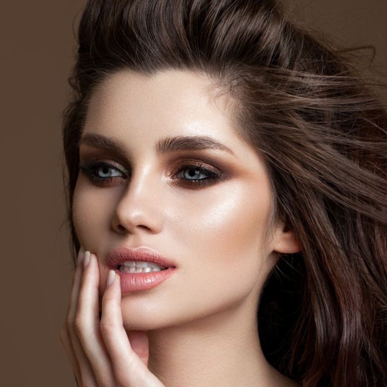  حددي خديك باستخدام الكونتور البرونزي لمكياج ترابي