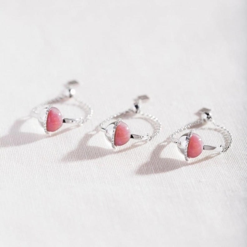 سوار ناعم بتصميم ورود زهرية مزينة بالماس من Auras Jewelry.