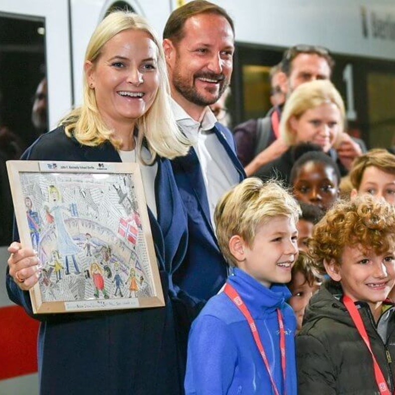 الأميرة ميت ماريت تستقل قطار محبي الأدب