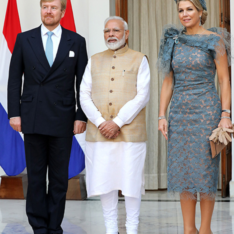 الملك فيليب ألكسندر قاد الطائرة التي سافرت به وبزوجته إلى الهند