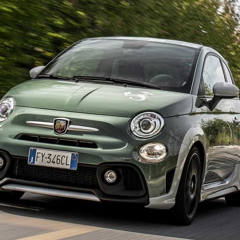 Fiat تقدم نسخة Abarth 695 70th Anniversaior احتفاء بالذكرى الـ 70 لولادة أسطورتا Abarth 695