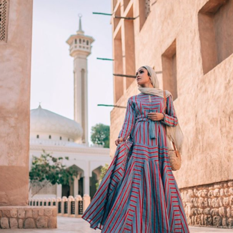 الأبيض المرهف بالأناقة مع البوردو الخريفي ولمسة عصرية بالحقيبة بنقشة النمر بأسلوب صفية بنت غودسون