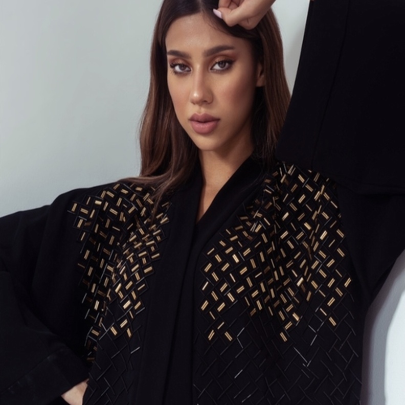 تصاميم عبايات أنيقة بخامات متنوعة من Bait Al Dantelle